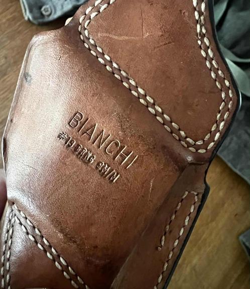 Oud lot 2X Bianchi pistool holster Colt Glock geweerhouder, Verzamelen, Militaria | Algemeen, Rijkswacht, Kleding of Schoenen