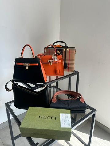 Verschillende tassen beschikbaar voor biedingen