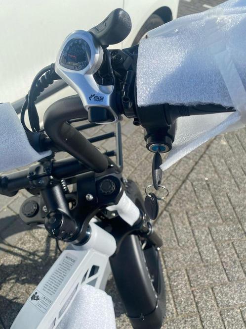 V20 pro met contact sleutel 2 verschillende kleuren  699,95, Fietsen en Brommers, Elektrische fietsen, Ophalen of Verzenden