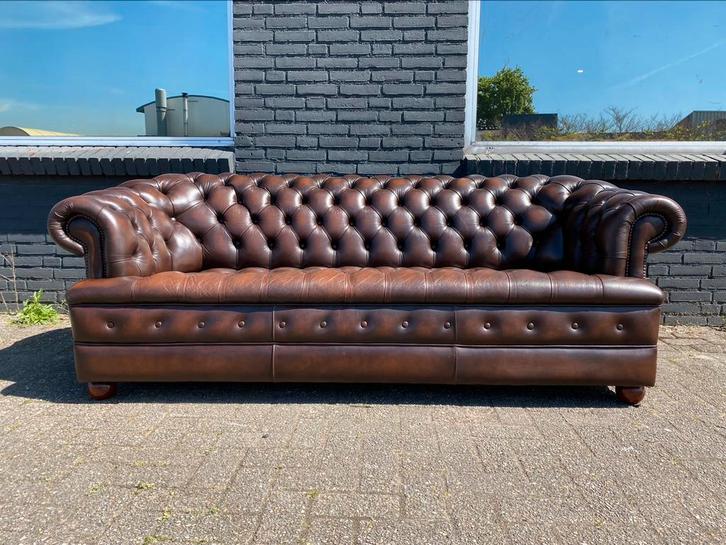 Engelse Chesterfield zetel bruin GRATIS GELEVERD, Huis en Inrichting, Zetels | Voetbanken en poefs, Leer, Ophalen of Verzenden