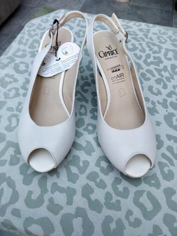 'Nieuwe witte pumps in leder maat 38 en 38,5' beschikbaar voor biedingen