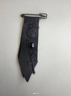 Zwart lederen accessoire/speld IKKS nieuw !!, Handtassen en Accessoires, Overige materialen, Zwart, Nieuw, Ophalen of Verzenden