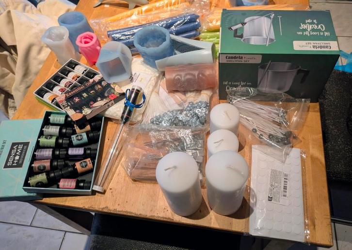 Kaarsen maken heel veel materiaal, Huis en Inrichting, Woonaccessoires | Kandelaars en Kaarsen, Ophalen