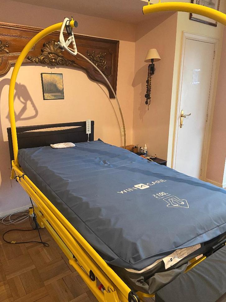 Lit médicalisé électrique avec matelas anti-escarres, Divers, Matériel Infirmier, Enlèvement