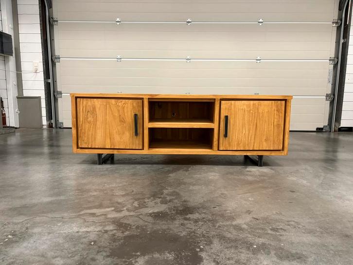 Tv-meubel in massief teakhout met metalen poten en handvaten, Huis en Inrichting, Kasten |Televisiemeubels, Zo goed als nieuw