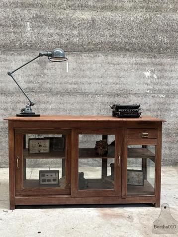 Prachtige oude toonbank keukeneiland dressoir lengte 158 cm beschikbaar voor biedingen