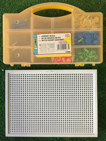 Mozaikbord met pennen, vanaf 3 jaar beschikbaar voor biedingen