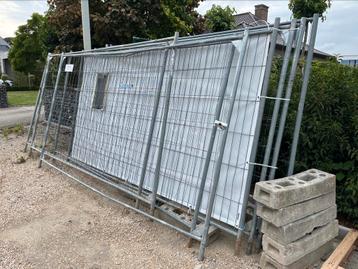 8 werfhekkens + betonnen voet beschikbaar voor biedingen