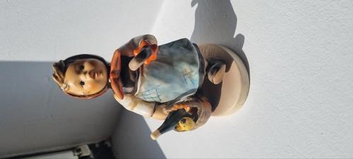 Hummel 382: op bezoek bij een zieke, Antiek en Kunst, Antiek | Porselein, Ophalen of Verzenden