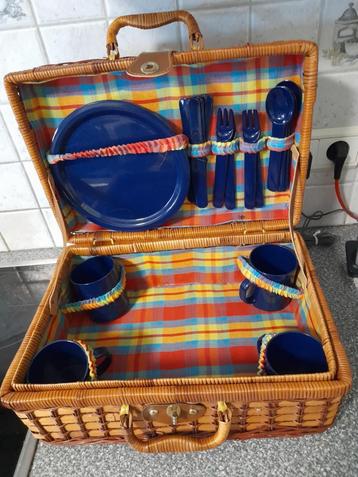 Gevulde picknickmand beschikbaar voor biedingen