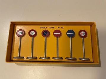 Dinky Toys N 40 traffic signs beschikbaar voor biedingen
