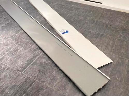 Twee mooie witte kunststof vensterbanken!!, Doe-het-zelf en Bouw, Plinten en Afwerking, Zo goed als nieuw, Vensterbanken, Kunststof