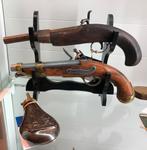 Deux répliques de pistolets silex (Denix) et poire à poudre, Collections, Objets militaires | Général, Envoi, Armée de terre, Autres types