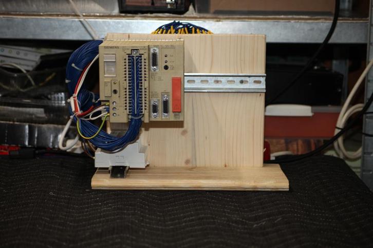 SIEMENS S5-95U PLC OP RAIL MET VOEDING EN 16 RELAIS KAART, Hobby en Vrije tijd, Elektronica-componenten, Gebruikt, Ophalen of Verzenden