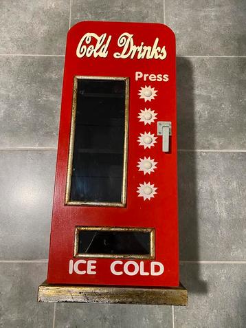 Vintage kledingkast van Coca-Cola beschikbaar voor biedingen