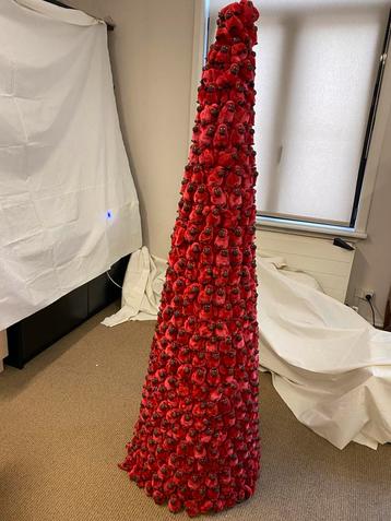 Boom met meer dan 500 kipling aapjes rood beschikbaar voor biedingen