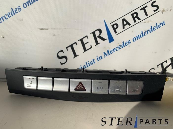 Paniekverlichtings Schakelaar van een Mercedes E-Klasse, Auto-onderdelen, Dashboard en Schakelaars, Mercedes-Benz, Gebruikt, 3 maanden garantie