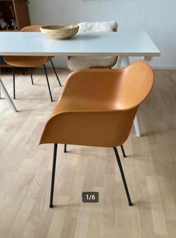 4 cognackleurige kuipvormige stoelen beschikbaar voor biedingen