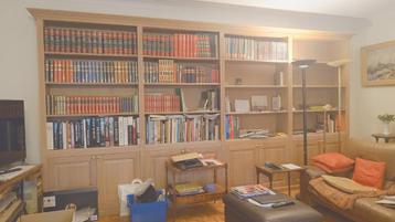 Boekenkast uit Eucalyptus hout, maatwerk beschikbaar voor biedingen