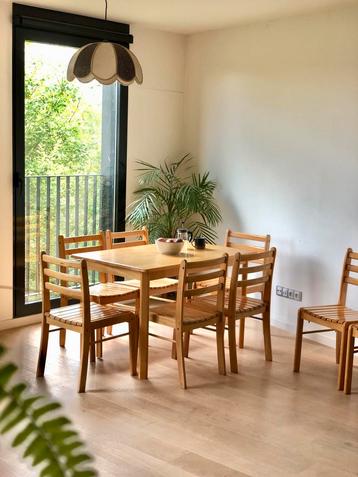 Vintage beukenhouten tafel met 4 stoelen disponible aux enchères