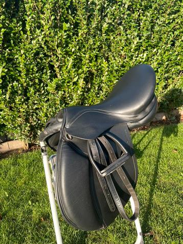 Zadel fouganza 16,5inch met beugels en beugelriemen beschikbaar voor biedingen