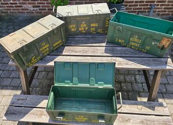 metalen munitiekisten van 1957 beschikbaar voor biedingen