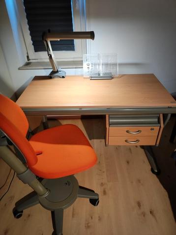Meegroeibureau met bureaustoel en -lamp vh merk Moll beschikbaar voor biedingen