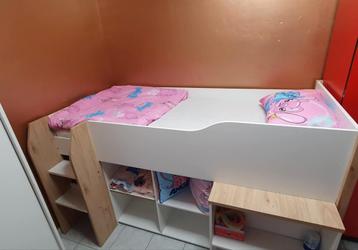 halfhoogslaper met bureau beschikbaar voor biedingen