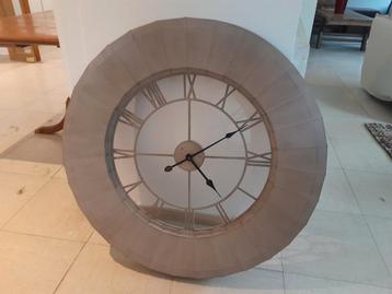 Horloge murale beschikbaar voor biedingen