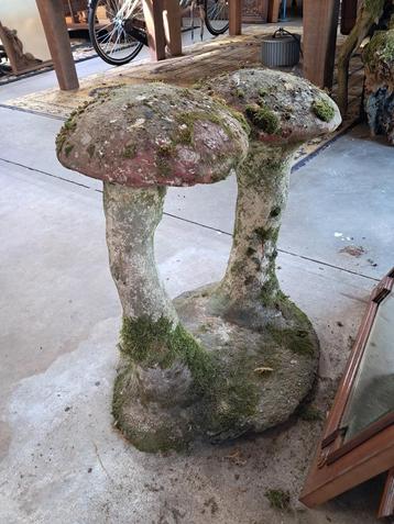 Grote betonnen paddestoelen. Out&nief ook open op zondag  beschikbaar voor biedingen