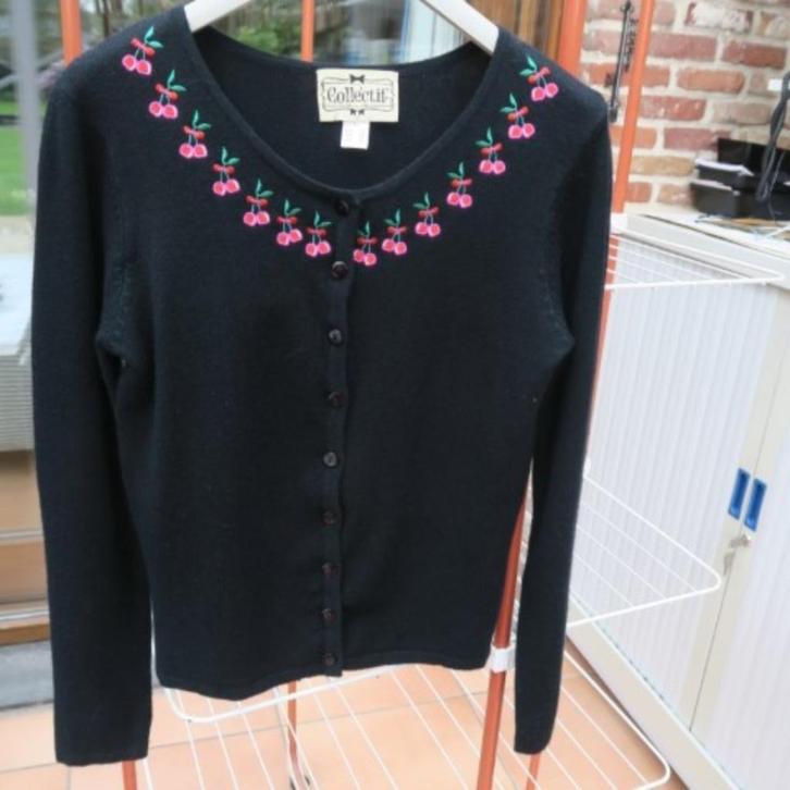 Gileetje zwart met kersen vooraan Collectif Londen mt 38, Kleding | Dames, Truien en Vesten, Zo goed als nieuw, Maat 38/40 (M)