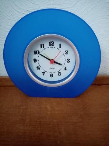 Nieuw blauw (quartz) wekker tafelklok hoogte 13,5 / br.15cm beschikbaar voor biedingen