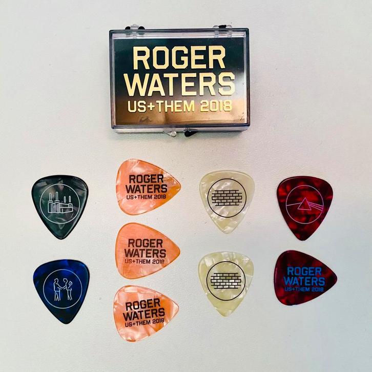 Roger Waters 9x Gitaar Plectrums VIP Us + Them 2018 & doosje, Verzamelen, Muziek, Artiesten en Beroemdheden, Nieuw, Instrument of Accessoires