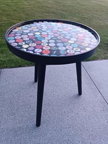 Bijzettafeltje bier kroonkurken in epoxy. beschikbaar voor biedingen