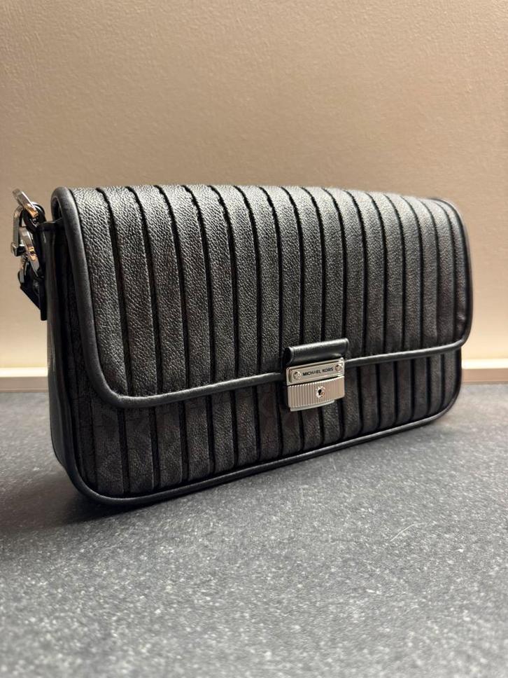 Zwarte tas van Michael Kors — Elegantie en tijdloze stijl, Handtassen en Accessoires, Tassen | Damestassen, Zo goed als nieuw