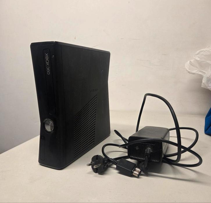 XBOX 360 Slim 4 GB + 2 controllers + games, Games en Spelcomputers, Spelcomputers | Sony Consoles | Accessoires, Gebruikt, Controller