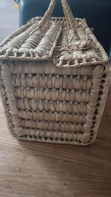 Petit panier en osier avec couvercle