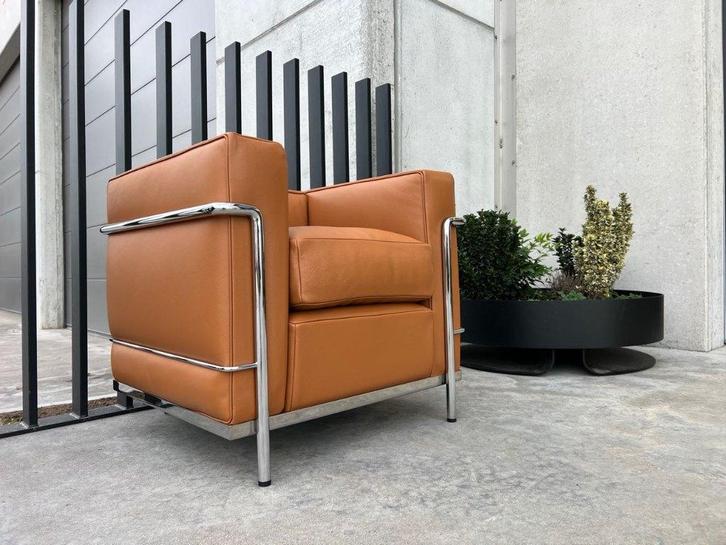 Cassina Le Corbusier LC2 cognac lederen fauteuil, Huis en Inrichting, Fauteuils, Nieuw, Leer, Metaal, Ophalen of Verzenden