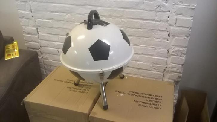 BBQ klein model Voetbalmotief, Tuin en Terras, Houtskoolbarbecues, Nieuw, Met accessoires, Ophalen