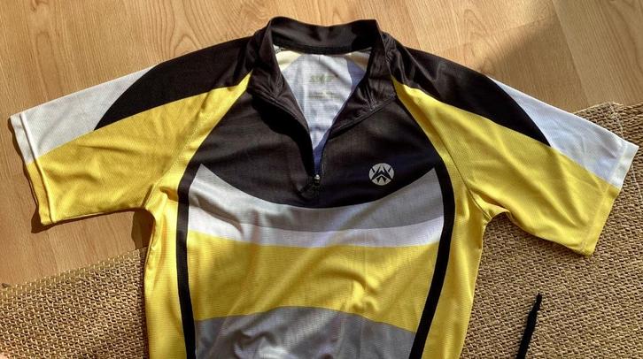 Te koop de wielrenner T-shirt met de 3 paar broeken, Sport en Fitness, Wielrennen, Zo goed als nieuw, Kleding, Ophalen