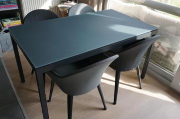 Tafel + 4 Stoelen beschikbaar voor biedingen