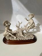 Capodimonte porselein Jongen en meisje op boomstam wipplank, Antiek en Kunst, Ophalen of Verzenden