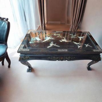 Prachtige Aziatische salontafel beschikbaar voor biedingen
