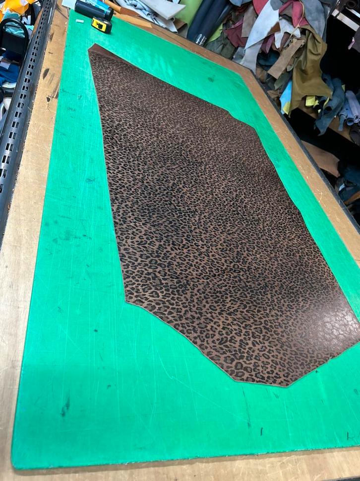 Cognac leopard tuigleer 3mm half soepel mankement op, Hobby en Vrije tijd, Stoffen en Lappen, Zo goed als nieuw, Ophalen of Verzenden