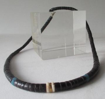 Kett. KT14: Mooie Zwarte Schelp ketting-41½cm. met -blauw