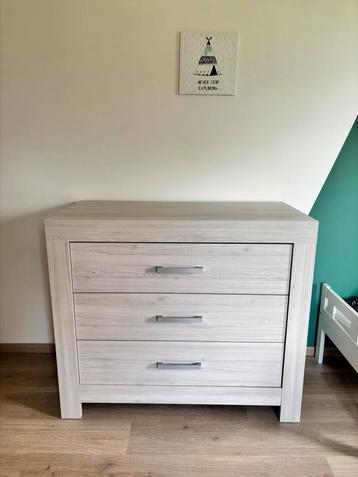 Complete babykamer kinderkamer, bed+commode+kast nieuwstaat beschikbaar voor biedingen