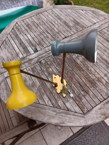 Diabolo gele en grijze wandlamp uit de jaren 50 beschikbaar voor biedingen