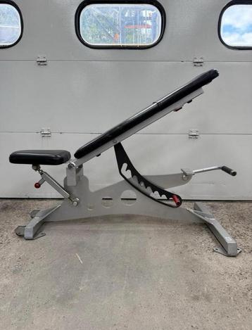 Star Trac Adjustable Bench / Verstelbare halterbank/2 stuks beschikbaar voor biedingen