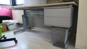 bureau met stoel en hangkast beschikbaar voor biedingen