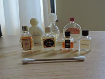 7 kleine oude flesjes parfum / eau de cologne, niet leeg